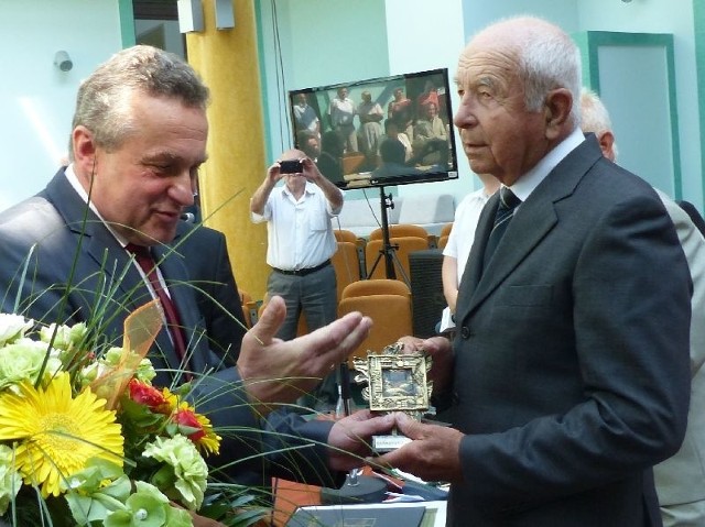 Bogdan Winiarski odbiera z rąk prezydenta Romana Wojcieszka gratulacje po otrzymaniu honorowego obywatelstwa miasta Skarżyska &#8211; Kamiennej.