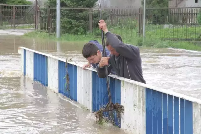 Mężczyźni od świtu pracują przy moście na Lubrzance.