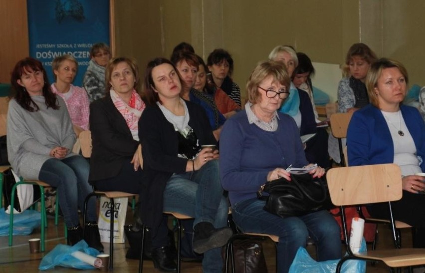 Nauczyciele i trenerzy w Oświęcimiu o niebezpiecznej modzie na napoje energetyzujące wśród młodzieży