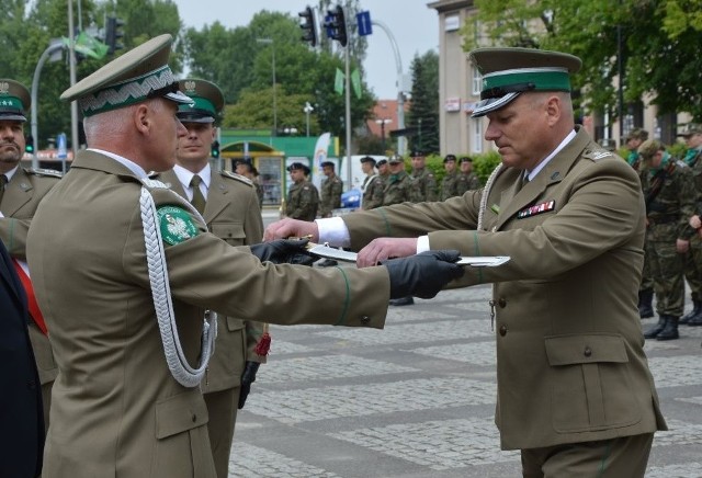 W piątek, 18 maja, na Placu Bohaterów w Zielonej Górze odbyły się oficjalne uroczystości związane z 27. rocznicą powołania straży granicznej. W ramach obchodów straż graniczna zaprezentowała swój sprzęt oraz wyposażenie. Przyznano także awanse i odznaczenia.Obchody Święta Straży Granicznej rozpoczęły się o godzinie 12 mszą święta w intencji funkcjonariuszy i pracowników Nadodrzańskiego Oddziału Straży Granicznej w Kościele pw. Najświętszego Zbawiciela w Zielonej Górze. O godz. 13.30 na Placu Bohaterów odbył się uroczysty apel z okazji 27. rocznicy utworzenia straży granicznej. Obchody uświetniła obecność orkiestry wojskowej z Żagania. Podczas uroczystości funkcjonariuszom przyznano awanse na wyższe stopnie służbowe oraz wręczono odznaczenia i wyróżnienia.Ponadto od godziny 10.30 na Placu Bohaterów wszyscy chętni mogli odwiedzać stoiska informacyjne Nadodrzańskiego Oddziału Straży Granicznej, zapoznać się ze specyfiką służby funkcjonariuszy, a także obejrzeć sprzęt oraz pojazdy służbowe będące na wyposażeniu straży granicznej.Przeczytaj też:   Focus w przebudowie. Tak będzie wyglądać! [WIZUALIZACJA]