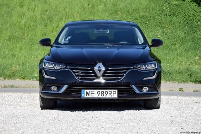 Renault Talisman 1.6 TCe 200 Initiale ParisTestowane auto otrzymało najmocniejszą jednostkę napędową oferowaną w modelu. Czterocylindrowy, turbodoładowany silnik benzynowy z bezpośrednim wtryskiem paliwa o pojemności skokowej 1618 ccm charakteryzuje się maksymalnym momentem 260 Nm oraz mocą 200 KM. Wysoka kultura pracy, dynamika oraz bardzo szybka reakcja na pedał przyśpieszenia zachęca do szybkiej jazdy.Fot. Robert Kulczyk / Info-Ekspert (http://www.info-ekspert.pl)