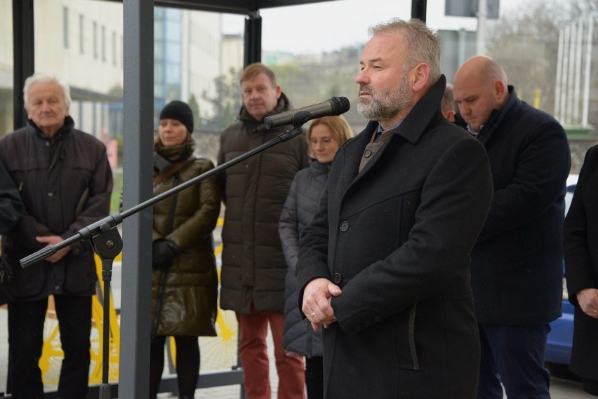 Węzeł przesiadkowy przy dworcu kolejowym w Bochni oficjalnie otwarty. Kosztował 7 mln zł. Zobacz wideo