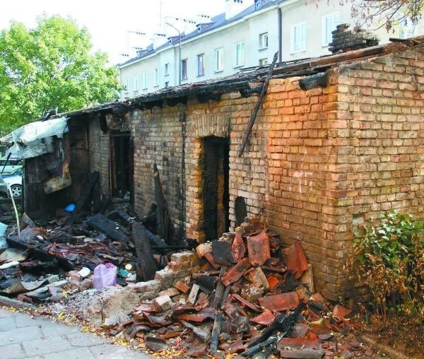 Opuszczony dom stał się miejscem spotkań okolicznych pijaków. W końcu ktoś go podpalił.