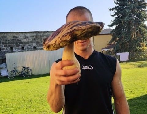 Maciej Kutyła prezentuje gigantycznego prawdziwka znalezionego w rejonie Garbatki-Letniska.