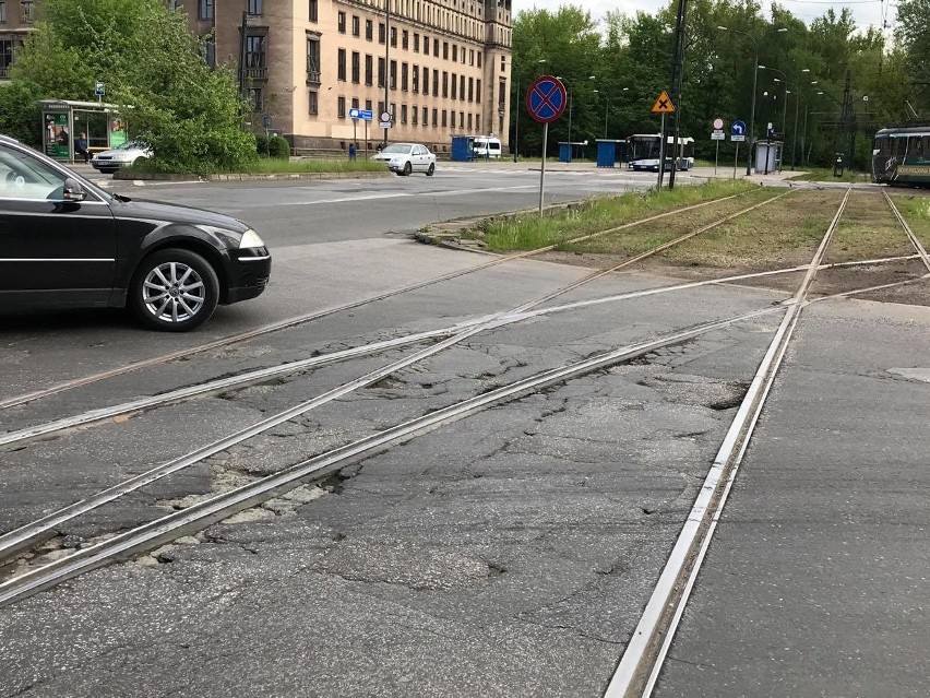 Kraków. Fatalny stan drogi i torowiska w rejonie skrzyżowania przy bramie kombinatu. Na szybki remont nie ma co liczyć [ZDJĘCIA]