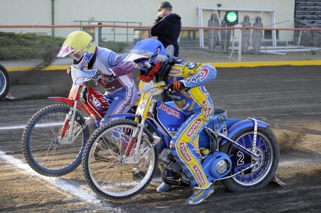 Kibice żużla z Bydgoszczy domagają się modernizacji stadionu przy ulicy Sportowej. Chcą oglądać poczynania między innymi Oskara Ajtnera-Golloba (kask niebieski) w bardziej komfortowych warunkach.