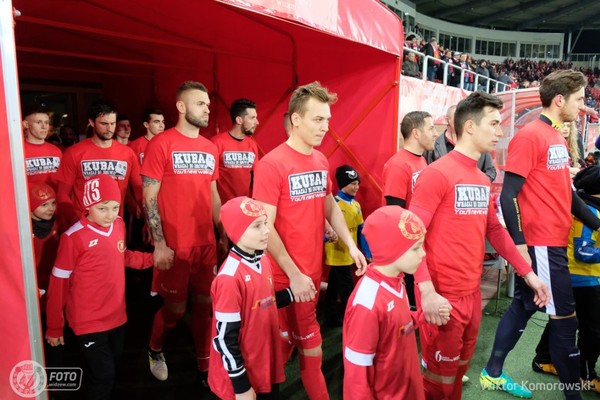 Piłkarze Widzewa w specjalnych koszulach informujących o...