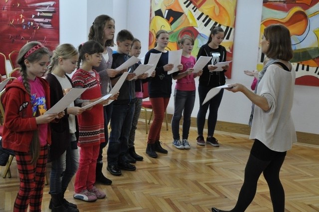 Opolskie dzieci śpiewają kolędy - warsztaty w Oleśnie. Dzieci z Olesna od wczoraj ćwiczą na próbach śpiewanie kolęd na głosy. Czytelnicy efekty usłyszą na płycie, którą wydamy na Boże Narodzenie.