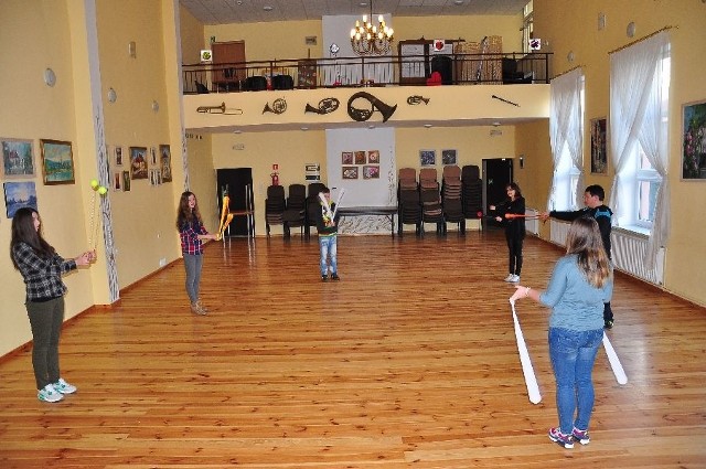Uczestnicy ćwiczą w domu kultury.