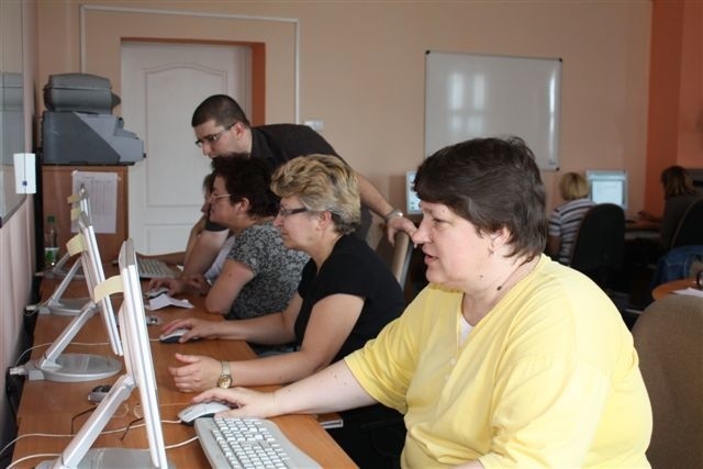 Uczestnicy projektu „Podnieś głowę” podczas warsztatów komputerowych. (fot. archiwum PUP)