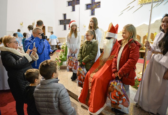 Dzięki wsparciu licznych darczyńców dwa przemyskie osiedla Kmiecie i Warneńczyka zorganizowały dla dzieci Mikołaja. W kościele pw. Matki Bożej Królowej Polski i św. Maksymiliana Marii Kolbego rozdano w piątek aż 250 paczek!Zobacz też: Ciekawostki na temat mikołajek. Jak wygląda zwyczaj wręczania prezentów w różnych krajach?