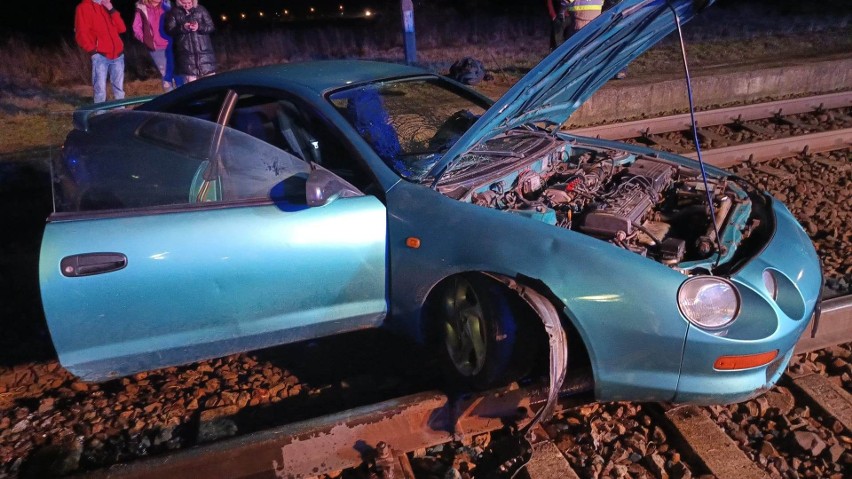 W gminie Lubień Kujawski samochód wypadł z drogi i zatrzymał się na torach. Kierowca miał ponad 2,5 promila! [zdjęcia]