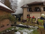 W Gaboniu płonął garaż. Ogień szybko rozprzestrzeniał się i zajął drewnianą konstrukcję dachu domu. Budynkowi groziło całkowite spalenie