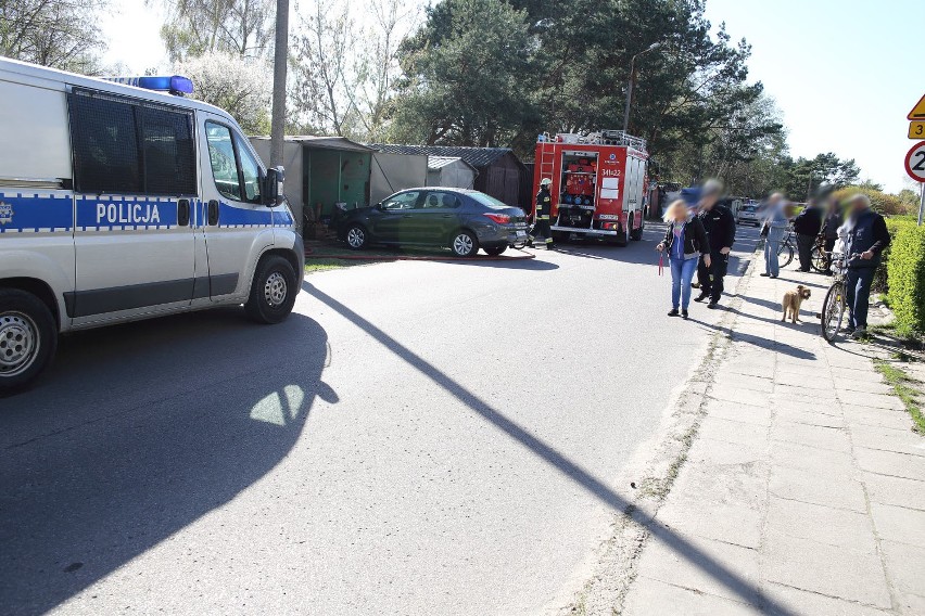 Gdyby nie szybka interwencja, spłonąłby garaż z samochodem (zdjęcia)