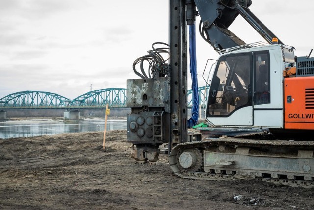 W Starym Fordonie trwa budowa nabrzeża. Wykonawca jeszcze przed zimą wbił około 85 proc. ścianek szczelnych stanowiących konstrukcję obiektu. Prace przerwały ujemne temperatury. Ich wznowienie na razie nie jest możliwe ze względu na wysoki poziom Wisły, kt&oacute;ra wciąż przybiera.