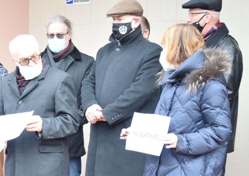 Ostrołęka. Protest sędziów przed Sądem Okręgowym. Dzień solidarności z represjonowanymi sędziami. 18.03.2021. Zdjęcia