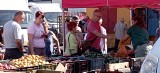 Ceny owoców i warzyw na targowisku w Jędrzejowie w czwartek, 21 lipca. Po ile ziemniaki i truskawki? Zobacz zdjęcia