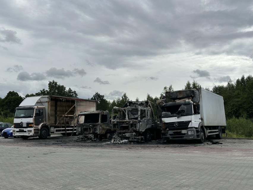 Trzy ciężarówki spłonęły, a jedna została nadpalona w strefie ekonomicznej w Głogowie Małopolskim [ZDJĘCIA]
