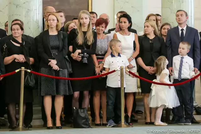 Prezydent Andrzej Duda odznaczył w poniedziałek bohaterów czasu pokoju - osoby, które wykazały się odwagą niosąc pomoc innym, narażając swoje bezpieczeństwo.