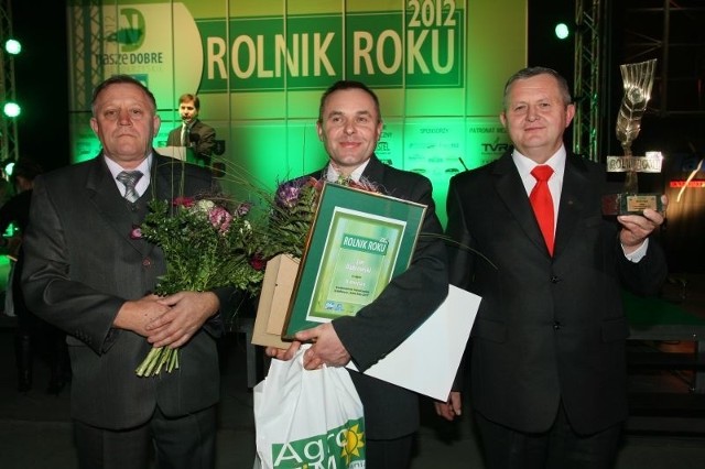 Trójka najlepszych rolników w województwie świętokrzyskim: od lewej laureat trzeciego miejsca Tadeusz Gajos, zdobywca drugiego miejsca Jan Dąbrowski i "Rolnik Roku 2012&#8221; Wiesław Mazur. 