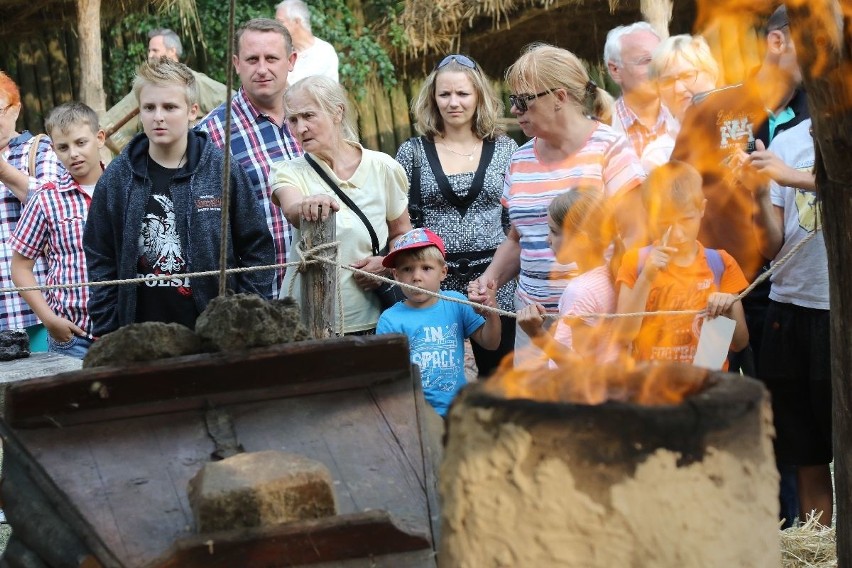 51. Dymarki w Nowej Słupi. Starożytne zaślubiny, pokazy bitew i rozbicie pieca dymarskiego