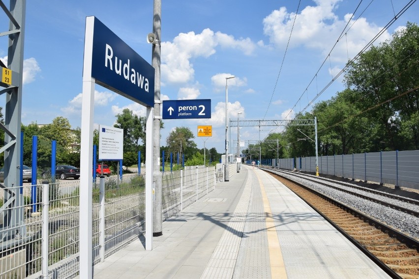 Nowy peron kolejowy w Rudawie. A w Krzeszowicach przesiadka z pociągu na autobus