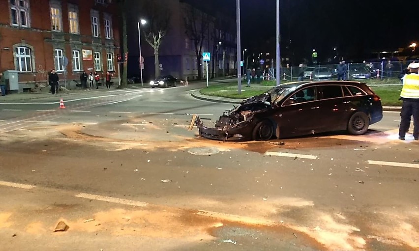 Wypadek na ul. Tuwima. Wóz strażacki zderzył się z osobówką [zdjęcia]