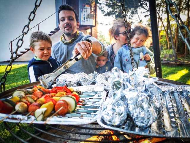 Grillowanie to nie tylko kiełbaski i szaszłyki. Torunianie są o wiele bardziej kreatywni. Sprawdźcie, jakie przysmaki wrzucają na ruszt mieszkańcy naszego regionu i jakie są ich grillowe tradycje.