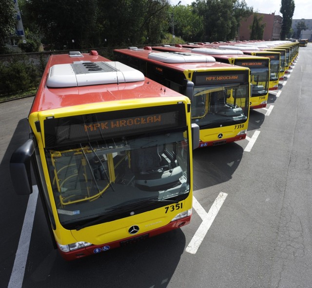 Wśród 35 jeżdżących po Wrocławiu autobusów z klimatyzacją, 33 autobusy to klimatyzowane mercedesy citaro, a dwa to nowe pojazdy o srebrnym kolorze.