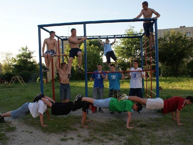 Pasją grupy młodych mieszkańców Stąporkowa jest street workout, czyli ćwiczenia na drążkach.