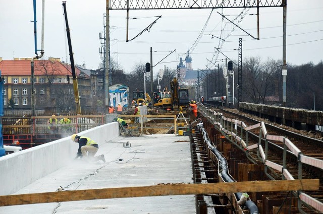 Trwają prace przy budowie nowego peronu na stacji Kraków Zabłocie