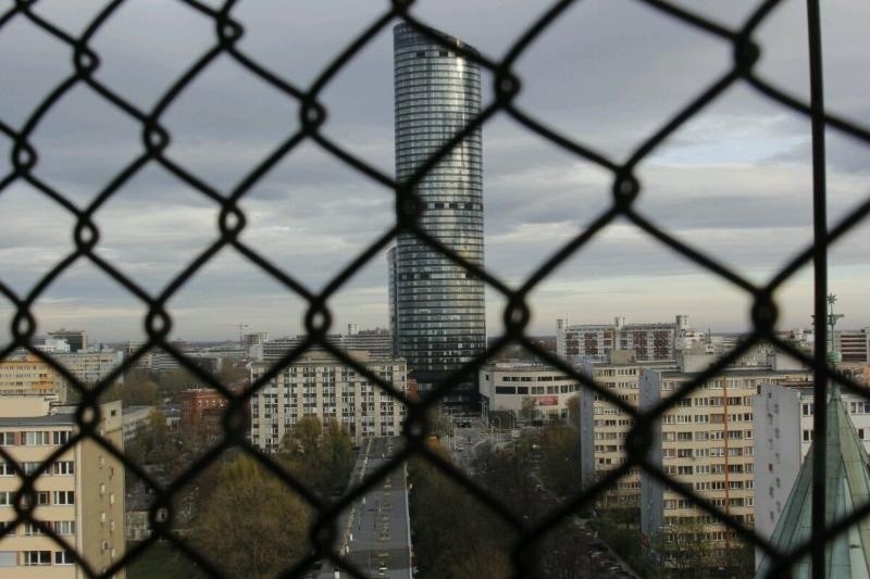 Sky Tower widziany z wieży kościoła pw. św. Karola Boromeusz