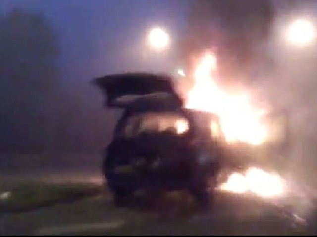 Na Siernieczku w Bydgoszczy zaczął się palić samochód. Interweniowała straż miejska i policja.