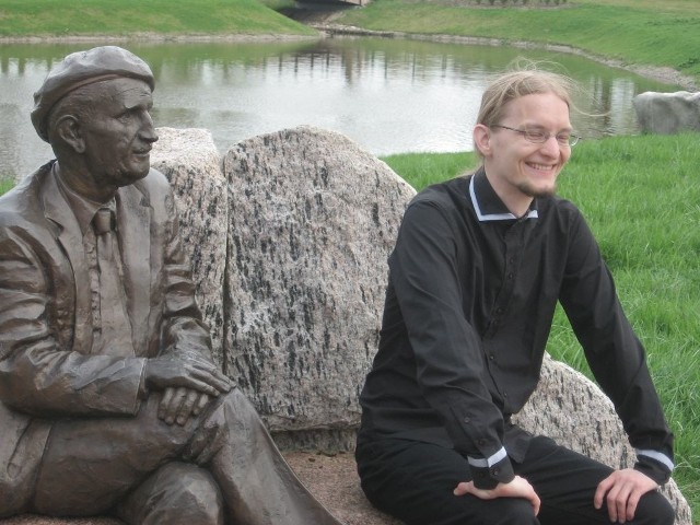 To dobre miejsce na pamiątkową fotkę. Harri z Finlandii także chciał posiedzieć chwilę z Julianem Rydzkowskim w parku.