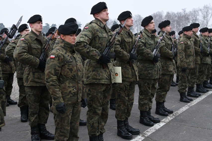 Przysięga wojskowa żołnierzy szkolenia podstawowego w Świętoszowie