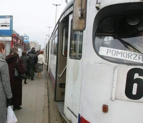 Tramwaje stoją na ulicy Kolumba.