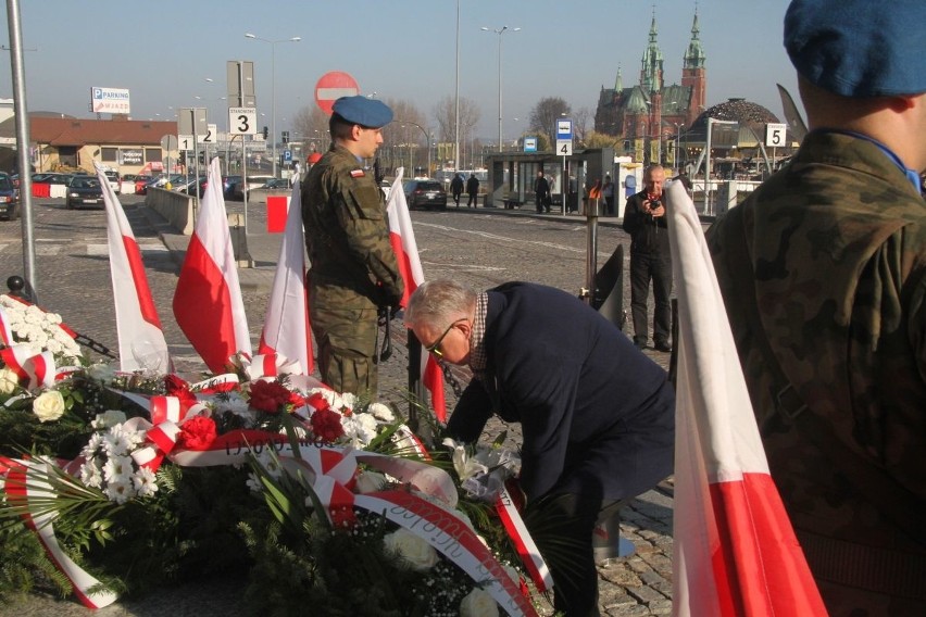 Obchody 100-lecia odzyskania niepodległości w Kielcach. Złożyli kwiaty przed Pomnikiem Niepodległości [ZDJĘCIA]