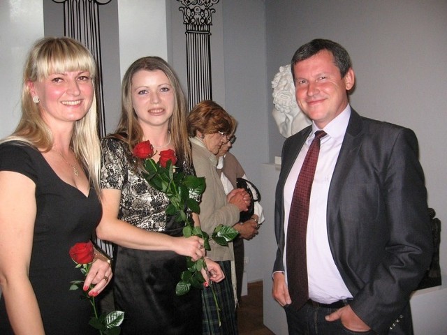 -Chyba udała się nam wystawa -mówią "komisarki": Agnieszka Kozdęba ( z lewej) i Paulina Szymalak. Zadowolony jest także Piotr Szprendałowicz, przewodniczący Rady Muzealnej.