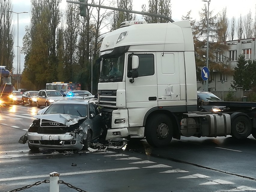 W poniedziałkowy poranek na skrzyżowaniu ulic...