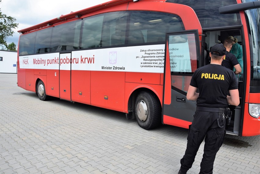 Krwiodawstwo. Policjanci z powiatu krakowskiego oddali krew. Włączyli się do akcji z okazji 95-lecia policji kobiecej