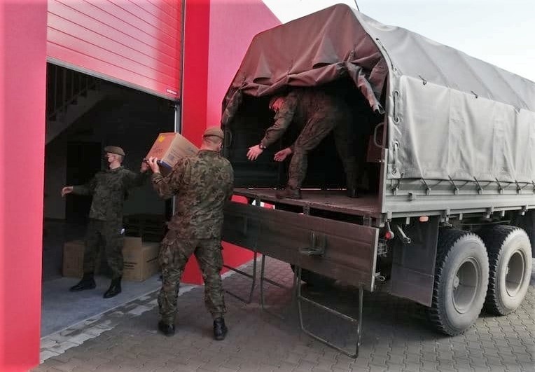 Żołnierze 32. Batalionu Lekkiej Piechoty w Nisku dostarczają...