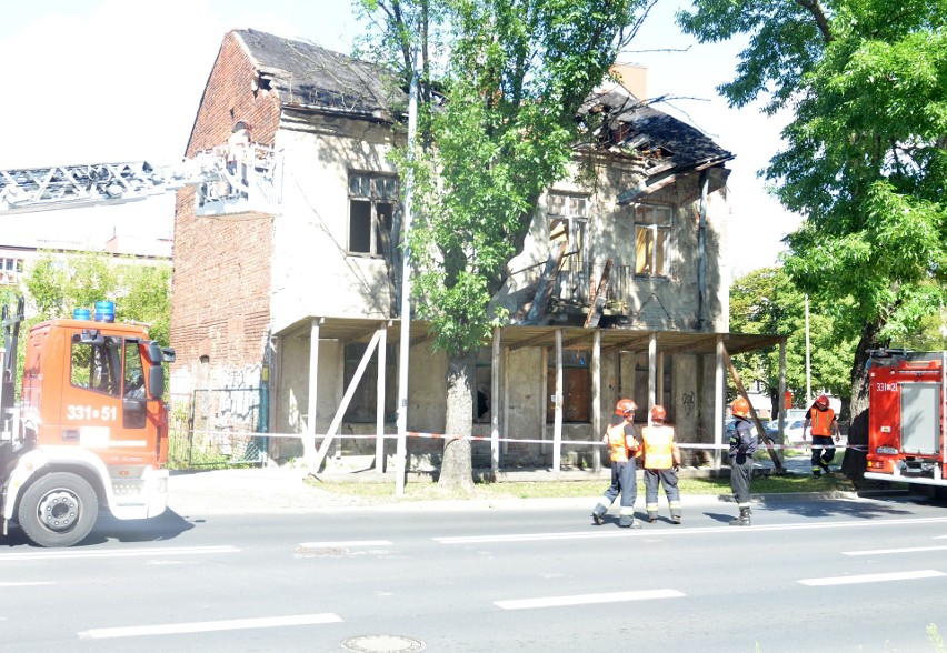 Strażacy usunęli część rynny z rudery w centrum Radomia.