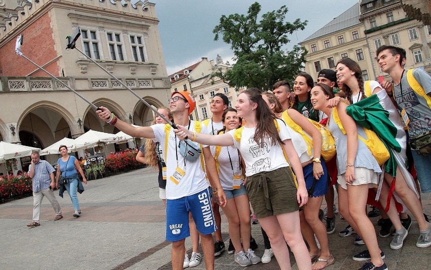 Kraków. Rynek opanowany przez pielgrzymów [ZDJĘCIA]