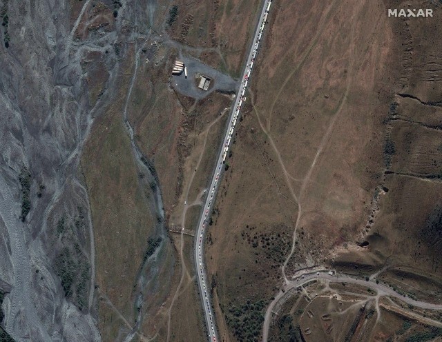 Długie kolejki samochodów na granicy rosyjsko-gruzińskiej zostały wychwycone przez zdjęcia satelitarne. Rosjanie uciekają ze swojego państwa po ogłoszeniu przez Władimira Putina "częściowej" mobilizacji.