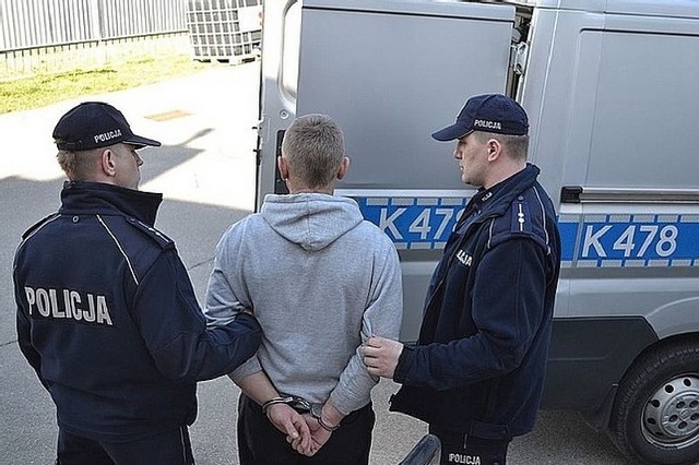 Policja z Poznania zatrzymała dwóch mężczyzn podejrzanych o oszukanie 79-letniej mieszkanki pow. jarosławskiego. Nz. jeden z zatrzymanych.