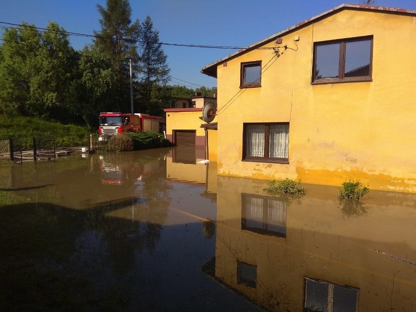 Dom w Rybniku pod wodą. Strażacy ewakuowali kobietę, która...