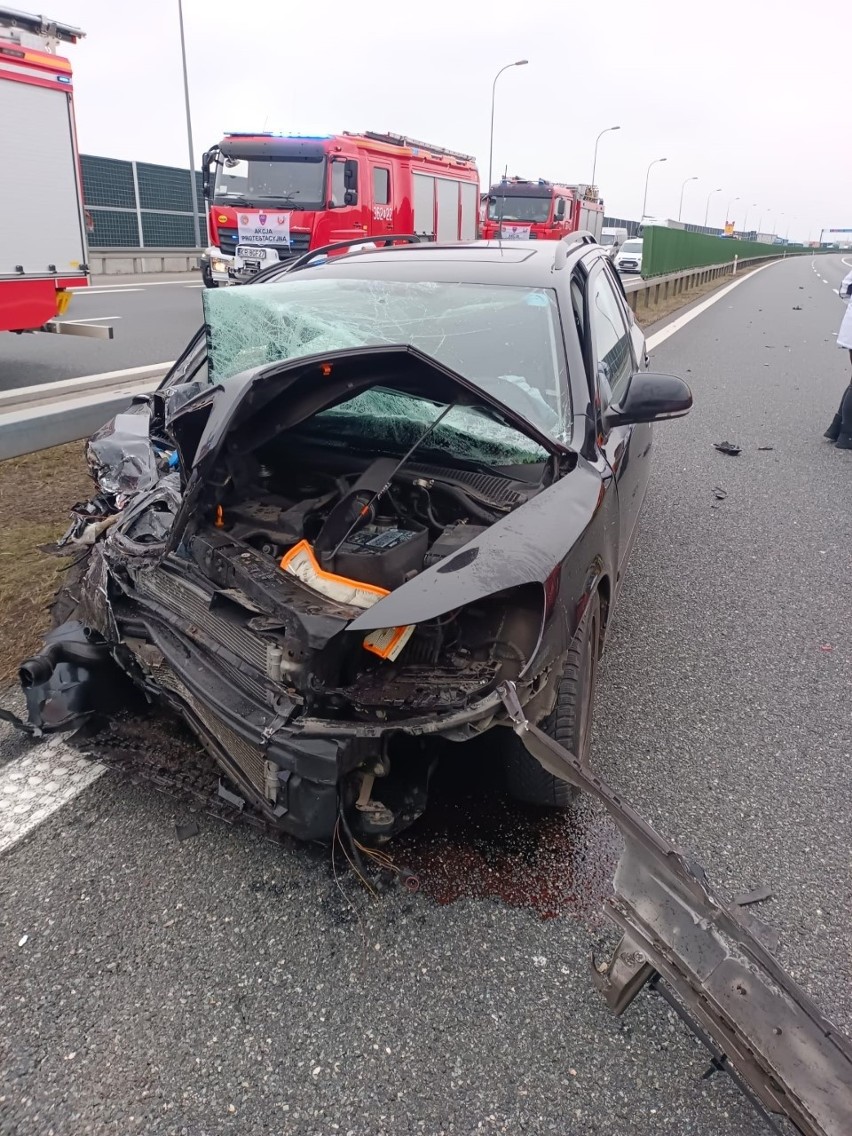 Wypadek na A4 koło Tarnowa, trzy osoby ranne po zderzeniu...