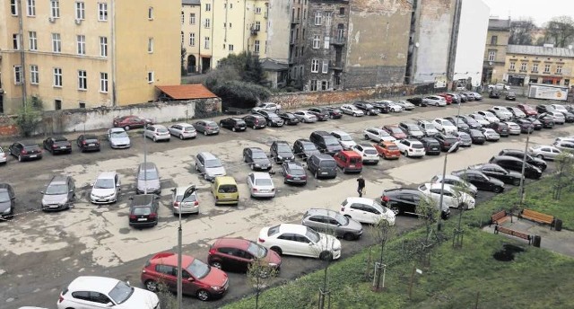Na działce przy ul. Karmelickiej jest obecnie parking. Mieszkańcy i radni walczą o to aby był tam park