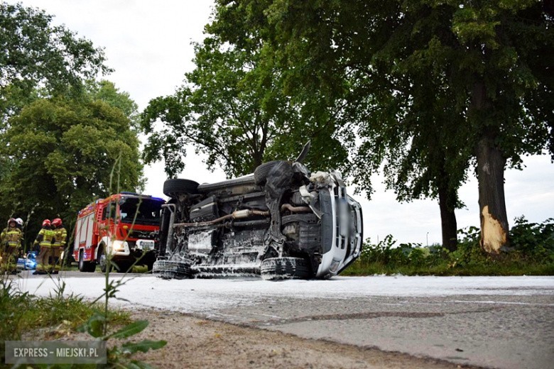 Wypadek na DW382 na Dolnym Śląsku. Toyota dachowała, w aucie były dzieci! [ZDJĘCIA]