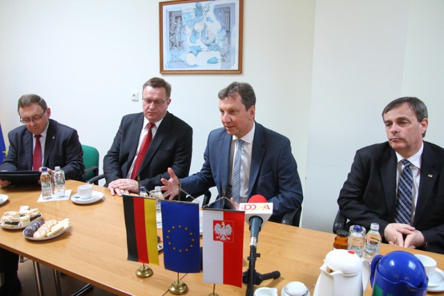 Na zdjęciu od lewej: poseł Ryszard Galla, wojewoda Ryszard Wilczyński, minister Andrzej Halicki i przewodniczący zarządu VdG Bernard Gaida.